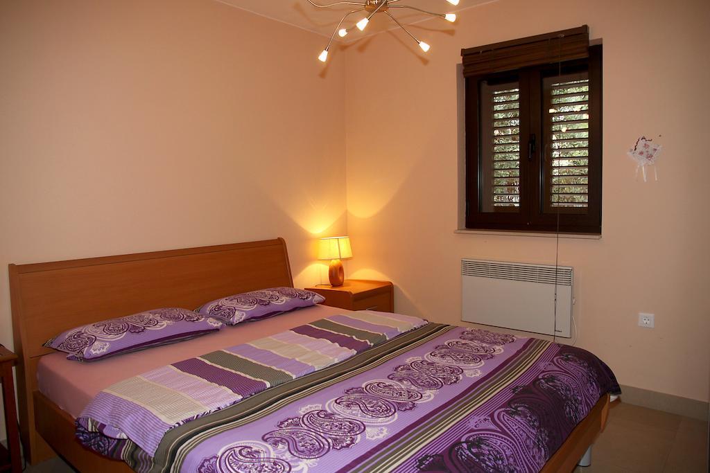 Apartments " Happy Villa " Splitska Rom bilde