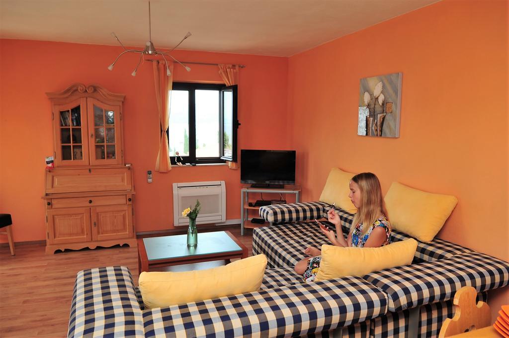 Apartments " Happy Villa " Splitska Eksteriør bilde