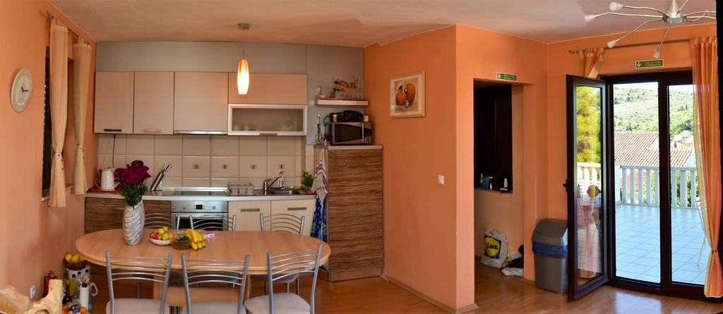 Apartments " Happy Villa " Splitska Eksteriør bilde